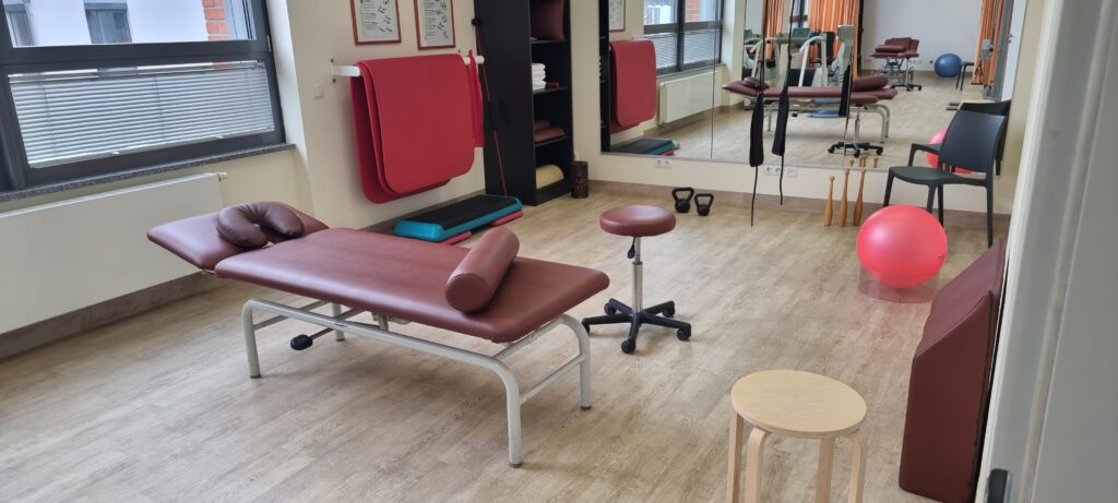 Med Center Physiotherapie - Großzügig geschnittener Raum, viel Platz für Rollstuhlfahrer
